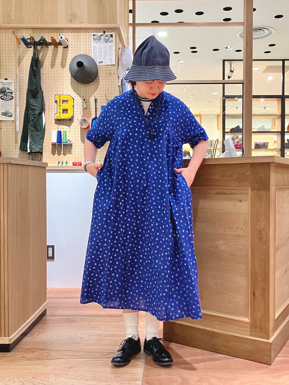 ホワイト系のTシャツ/カットソー、ブルー系のワンピース、ブルー系のハットを着用したレディースの夏コーディネートの5枚目の写真