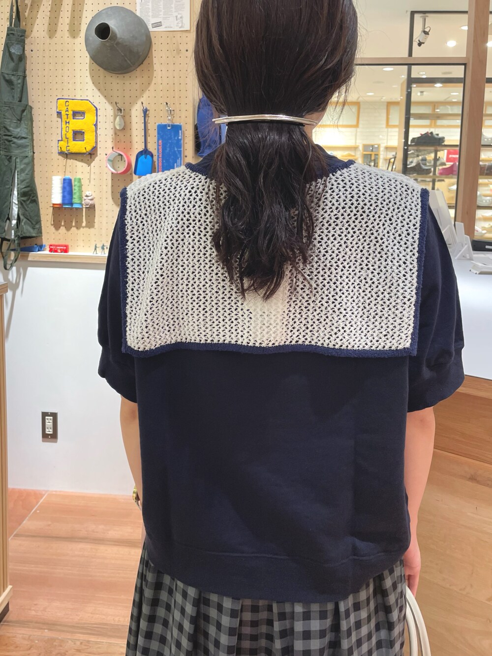 グレー系のスカート、ブルー系のTシャツ/カットソー、ホワイト系の付け襟を着用したレディースの夏コーディネートの5枚目の写真