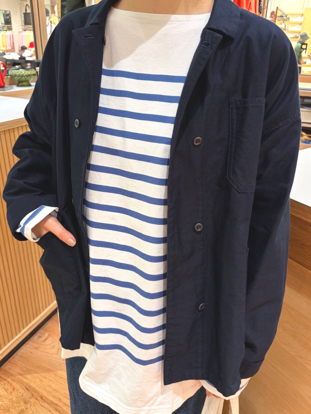 ブルー系のデニムパンツ、ブルー系のシャツ/ブラウス、ブルー系のTシャツ/カットソーを着用したレディースの秋コーディネートの4枚目の写真