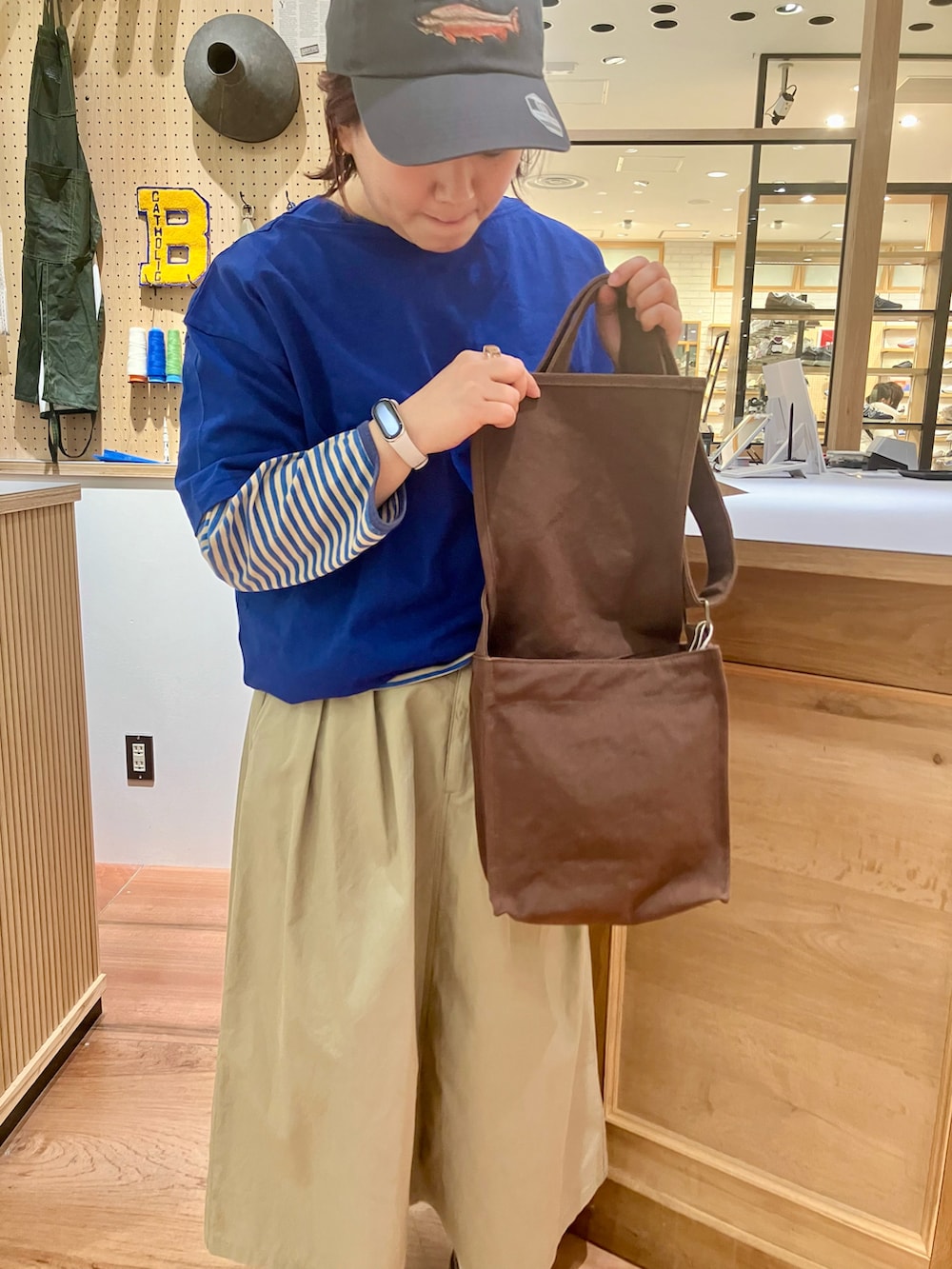 ブルー系のTシャツ/カットソー、ブルー系のTシャツ/カットソー、ベージュ系のスカートを着用したレディースの春コーディネートの3枚目の写真