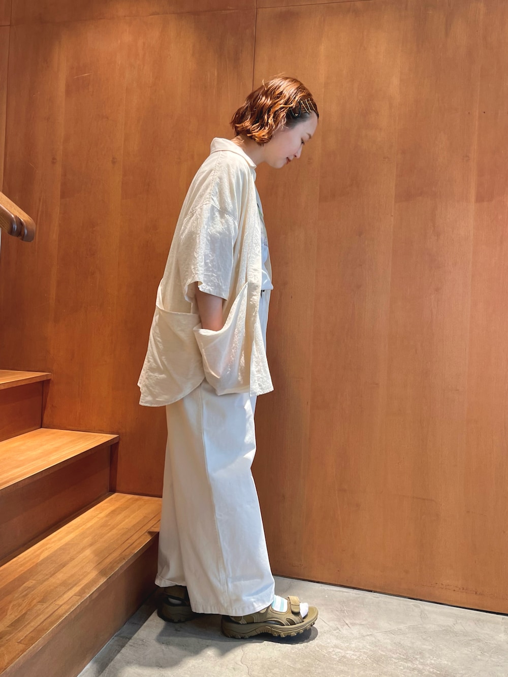 「オトナカジュアル、ラクチンコーデ、白パンツ、低身長、PAR ICI、AMBIDEX」｜「PAR ICIのコットンリネン 半袖ガーデンシャツ（シャツ/ブラウス、ホワイト系）」を使った、PAR ICIさん（レディース・150cm）の夏コーディネートの2枚目の写真