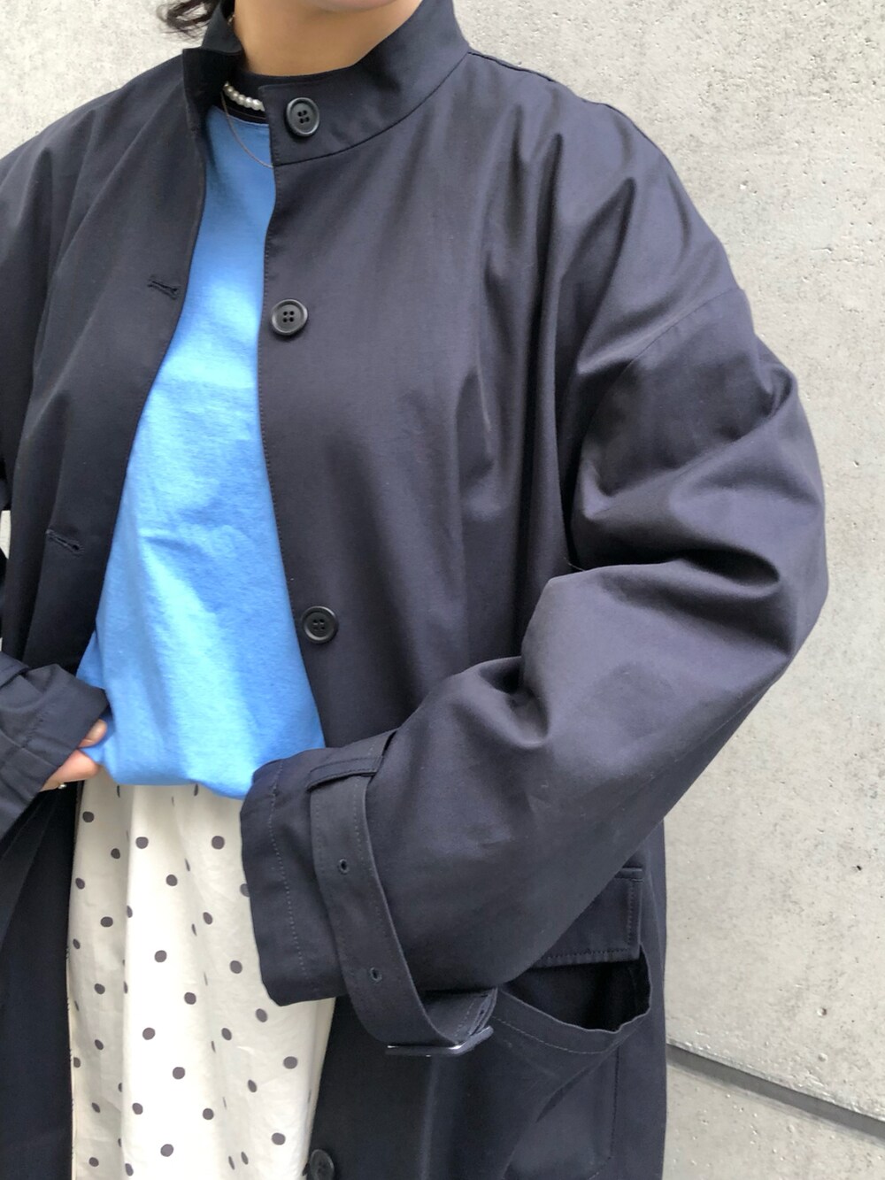 ブルー系のその他アウター、ブルー系のTシャツ/カットソー、ホワイト系のスカートを着用したレディースの冬コーディネートの5枚目の写真