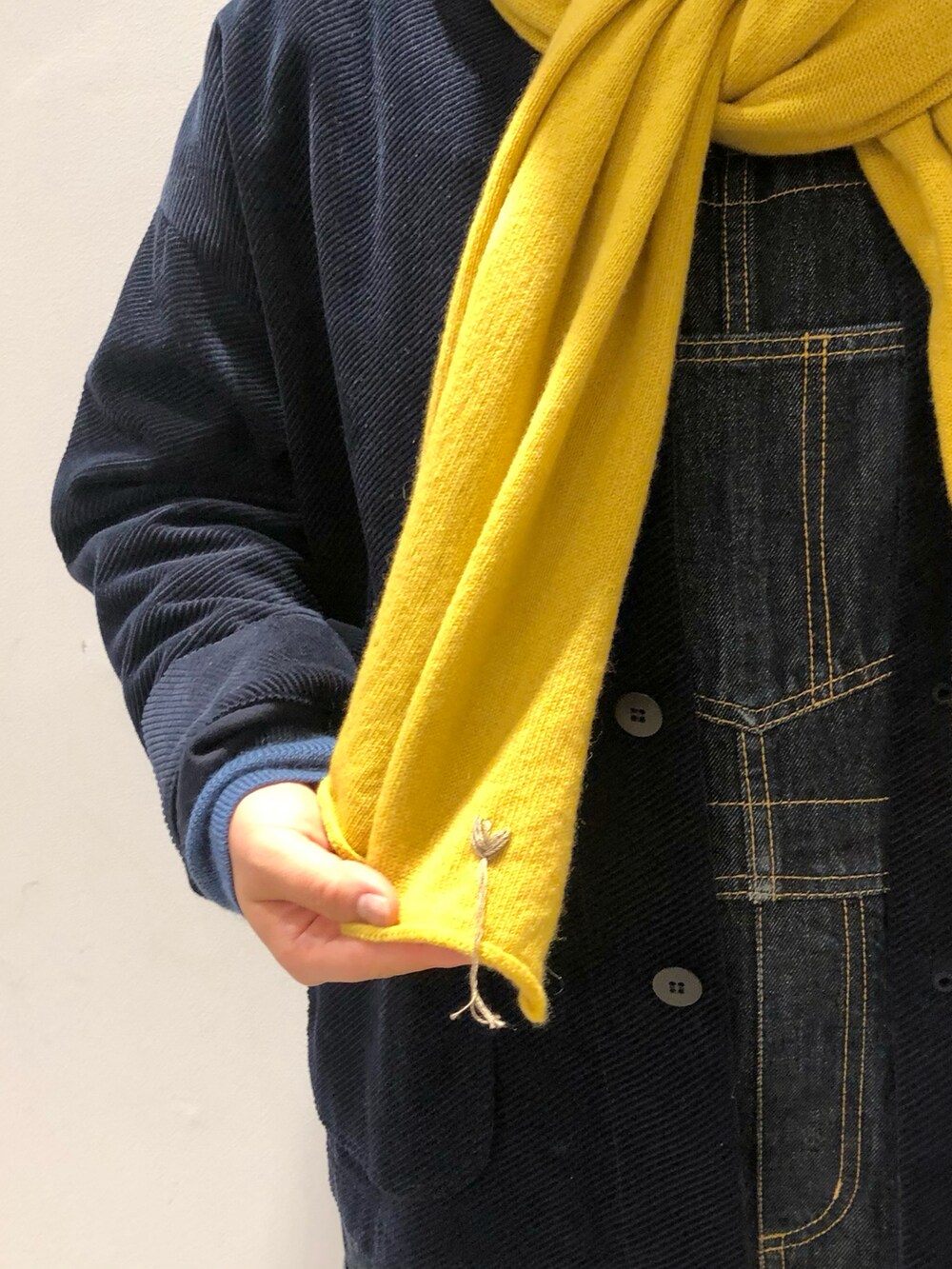 ブルー系のブルゾン、ブルー系のニット/セーター、ブルー系のサロペット/オーバーオールを着用したレディースの冬コーディネートの2枚目の写真