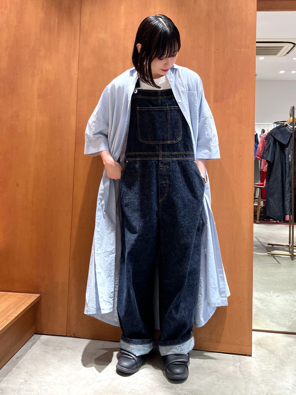 ブルー系のサロペット/オーバーオール、ブルー系のシャツワンピース、ホワイト系のTシャツ/カットソーを着用したレディースの夏コーディネートの2枚目の写真