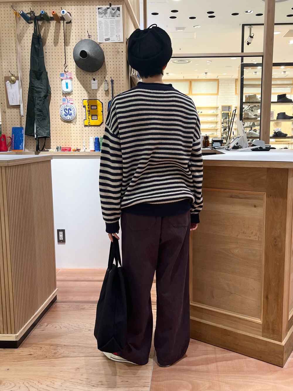 その他のニット/セーター、グレー系のその他パンツ、ブラック系のトートバッグを着用したレディースの秋コーディネートの3枚目の写真