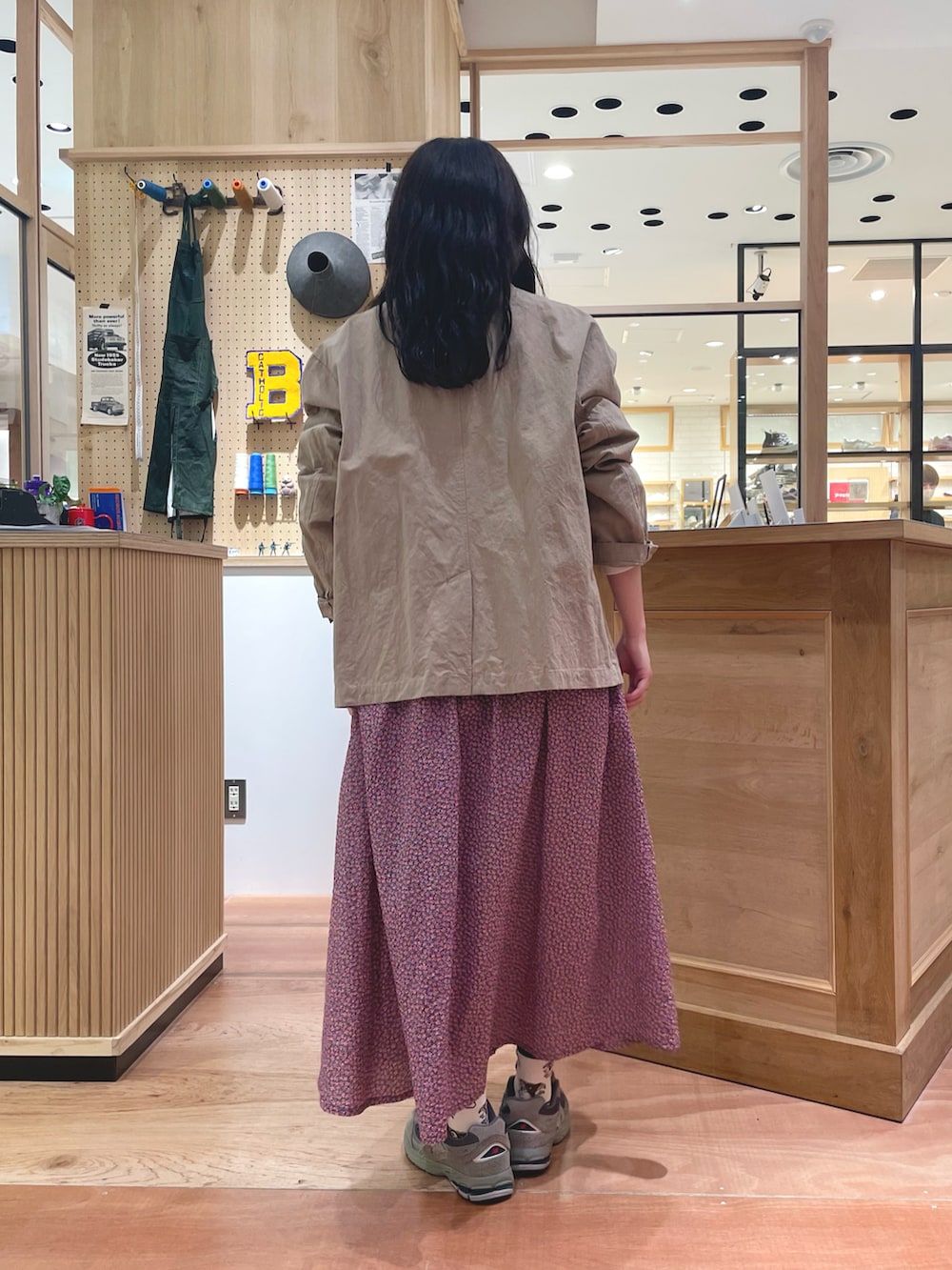 ベージュ系のテーラードジャケット、レッド系のワンピース、ホワイト系のTシャツ/カットソーを着用したレディースの冬コーディネートの4枚目の写真