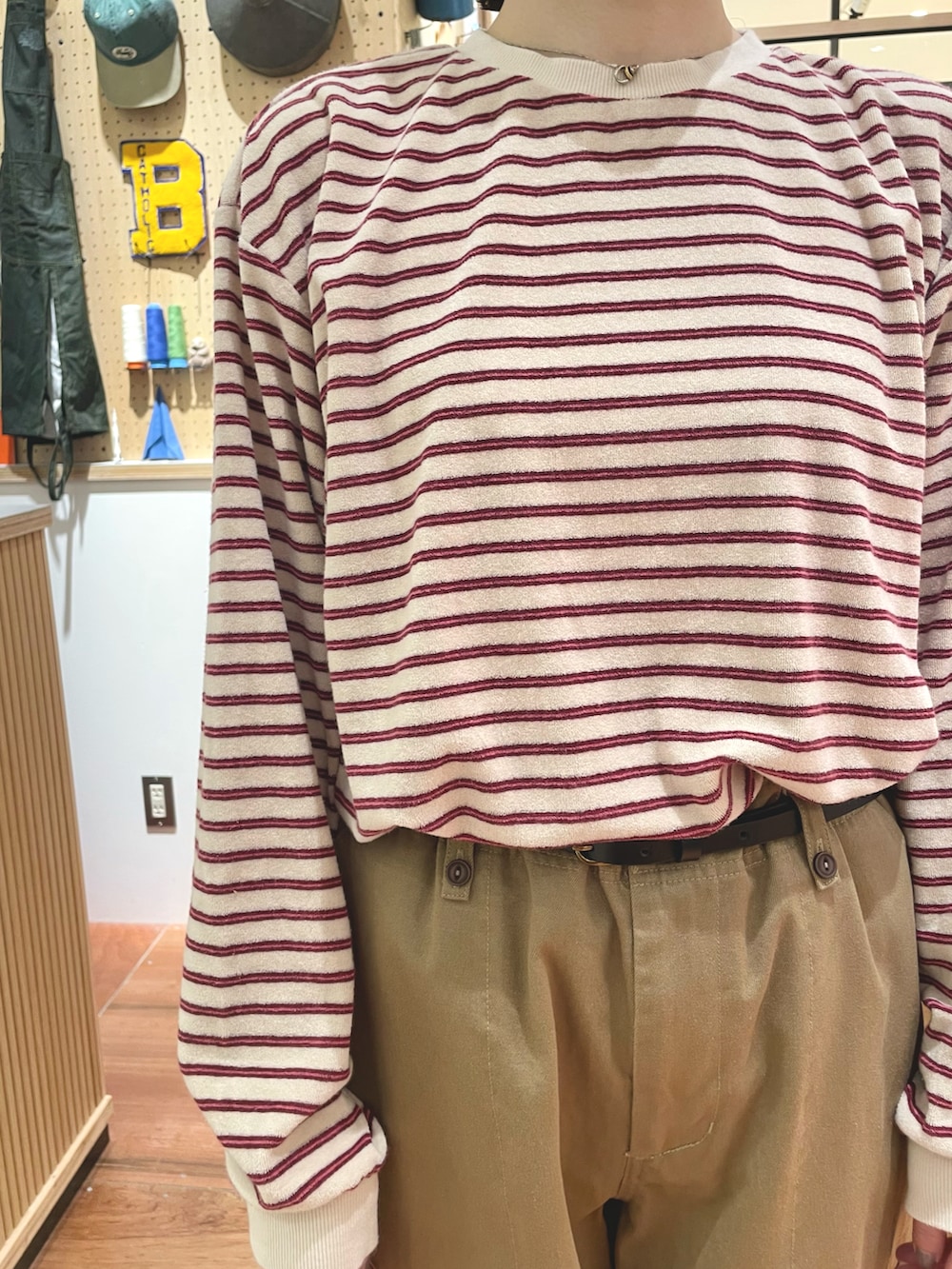 ベージュ系のカーゴパンツ、ベージュ系のTシャツ/カットソー、ブルー系のカバーオールを着用したレディースの秋コーディネートの3枚目の写真