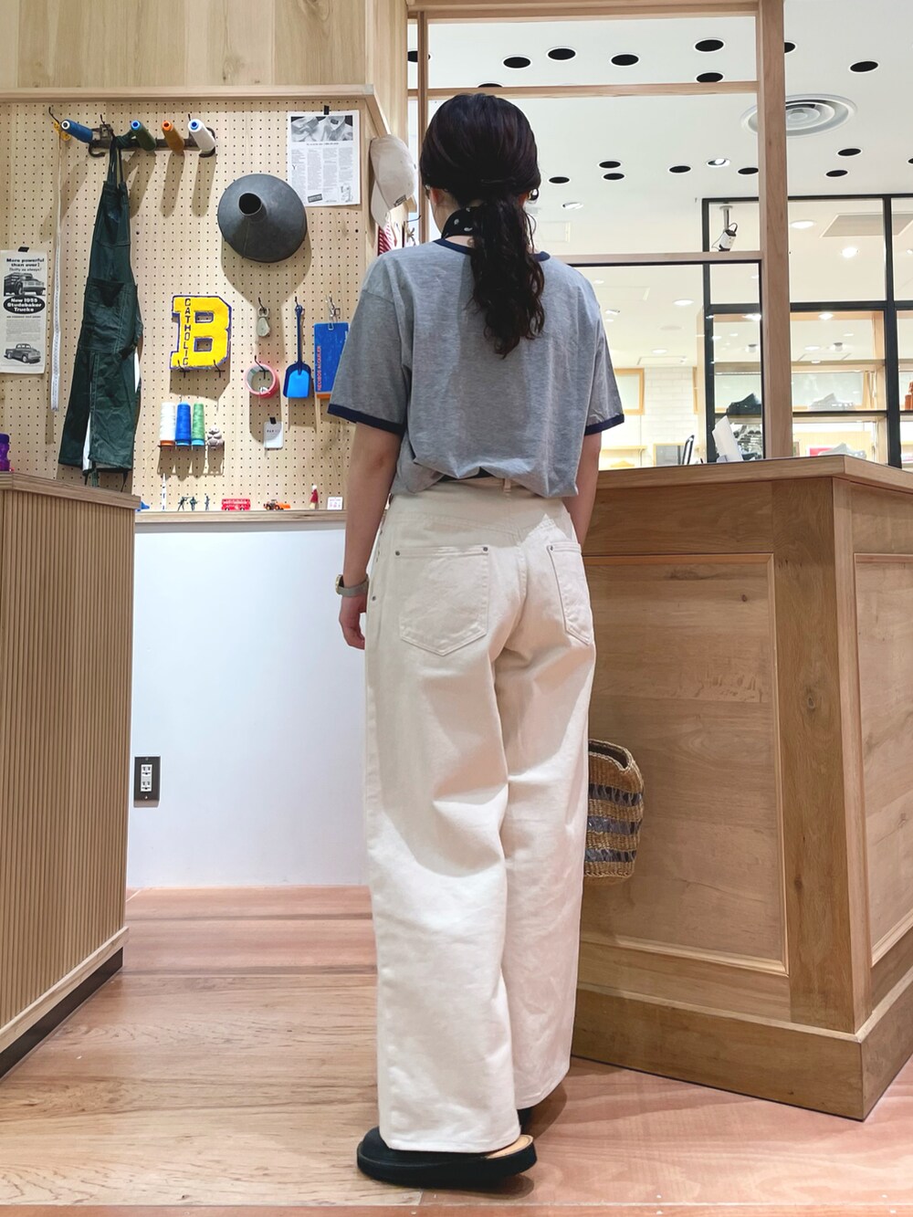 グレー系のTシャツ/カットソー、ホワイト系のその他パンツ、グレー系のかごバッグを着用したレディースの春コーディネートの2枚目の写真