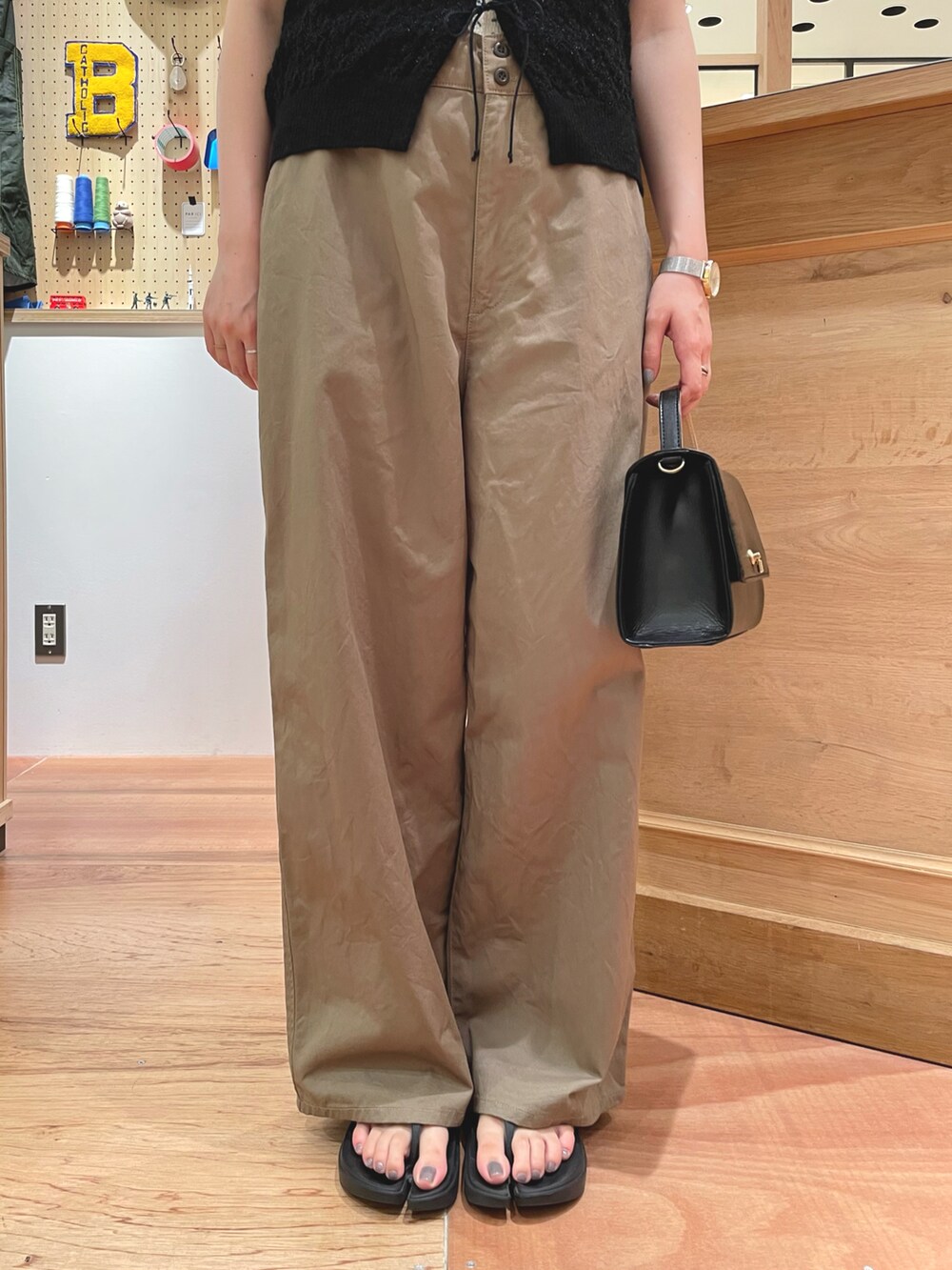 グリーン系のその他パンツ、ブルー系のTシャツ/カットソー、ブラック系のベストを着用したレディースの夏コーディネートの2枚目の写真