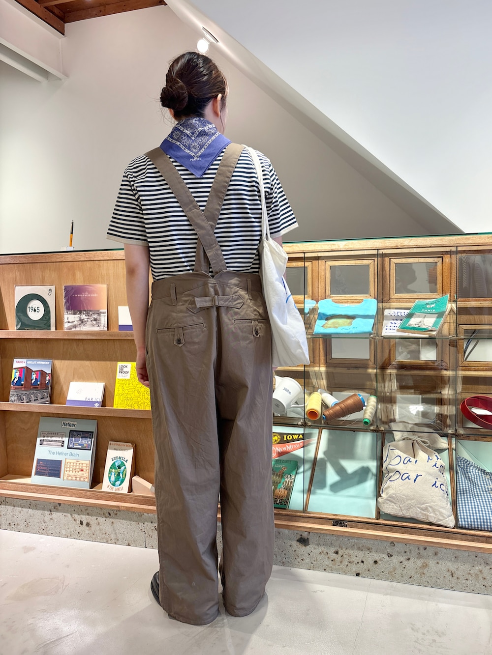 グリーン系のTシャツ/カットソー、グリーン系のその他パンツを着用したレディースの夏コーディネートの3枚目の写真