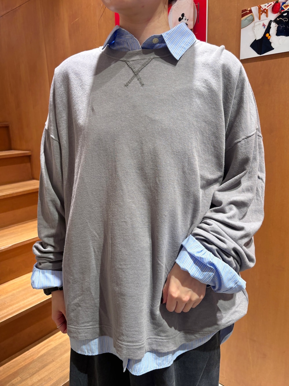 ブルー系のシャツ/ブラウス、グレー系のTシャツ/カットソー、グレー系のスカートを着用したレディースの秋コーディネートの4枚目の写真