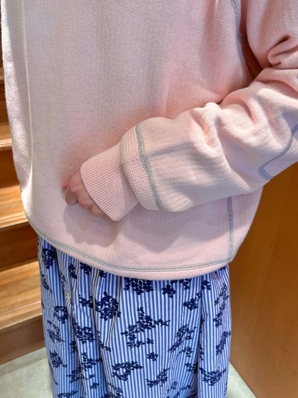 ピンク系のニット/セーター、ブルー系のワンピースを着用したレディースの春コーディネートの7枚目の写真