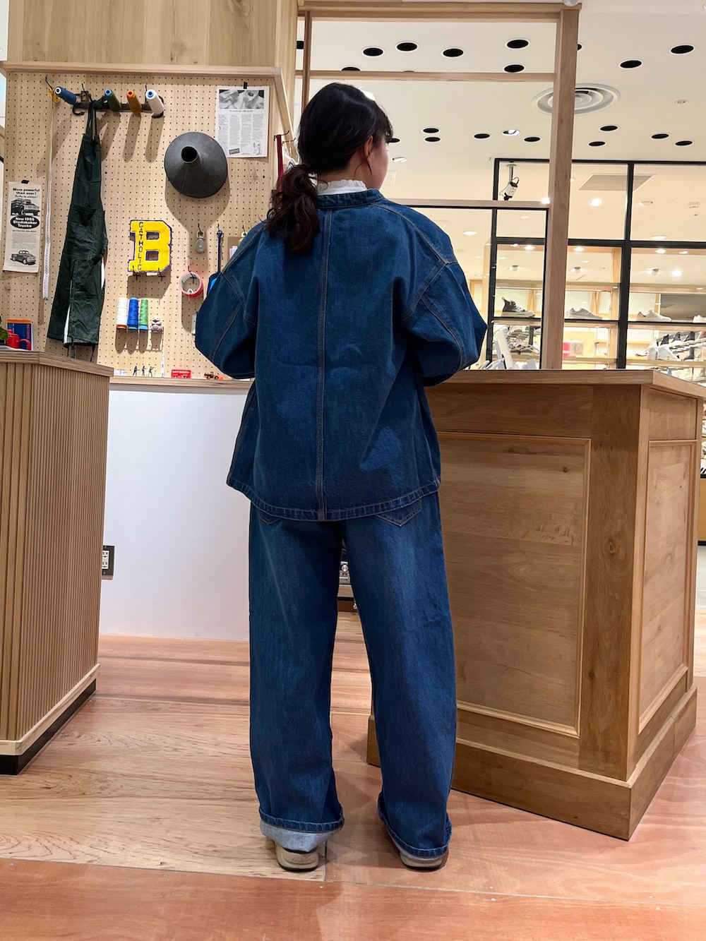 ホワイト系のシャツ/ブラウス、ブルー系のカバーオール、ブルー系のデニムパンツを着用したレディースの冬コーディネートの3枚目の写真