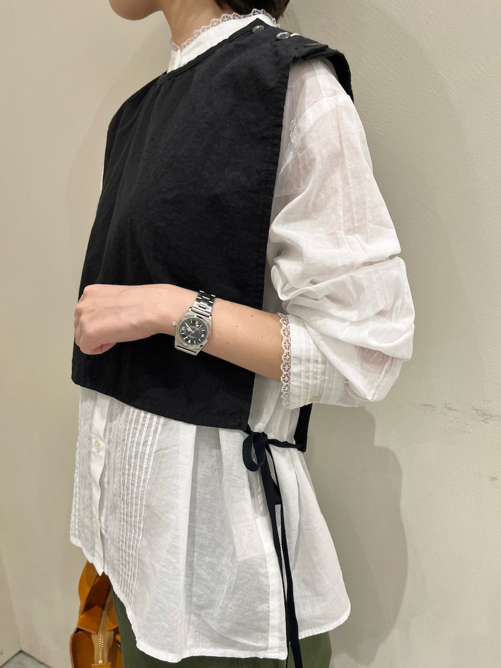 ブラック系のベスト、ホワイト系のシャツ/ブラウス、グリーン系のその他パンツを着用したレディースの夏コーディネートの4枚目の写真