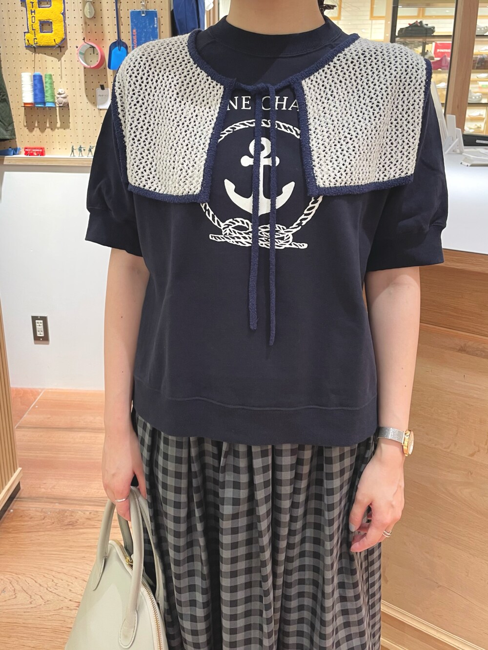 グレー系のスカート、ブルー系のTシャツ/カットソー、ホワイト系の付け襟を着用したレディースの夏コーディネートの3枚目の写真