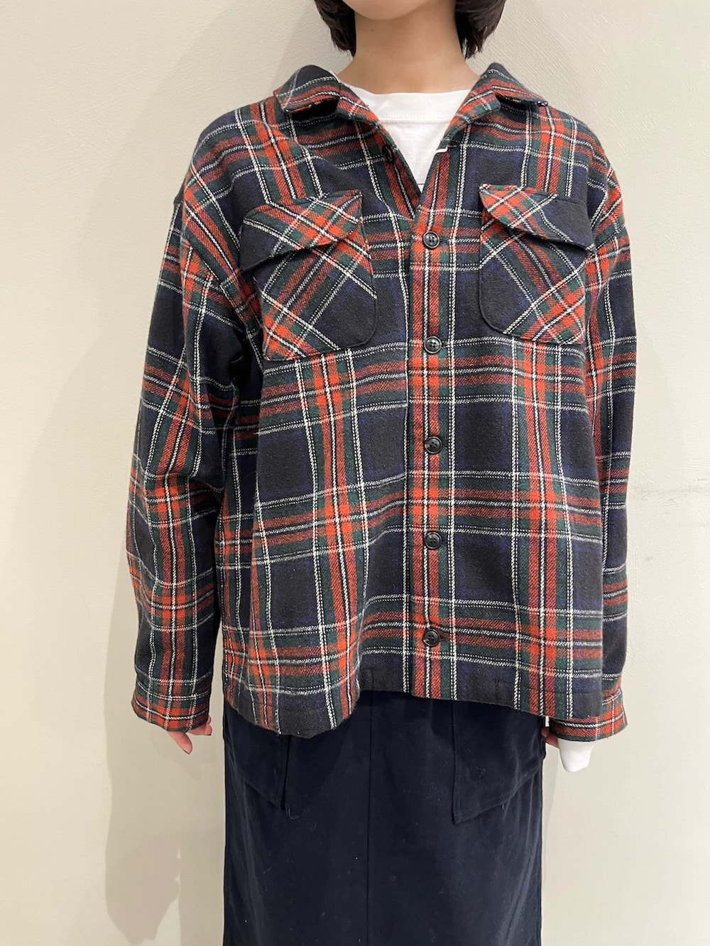 ブルー系のブルゾン、ブルー系のスカート、ホワイト系のTシャツ/カットソーを着用したレディースの秋コーディネートの3枚目の写真