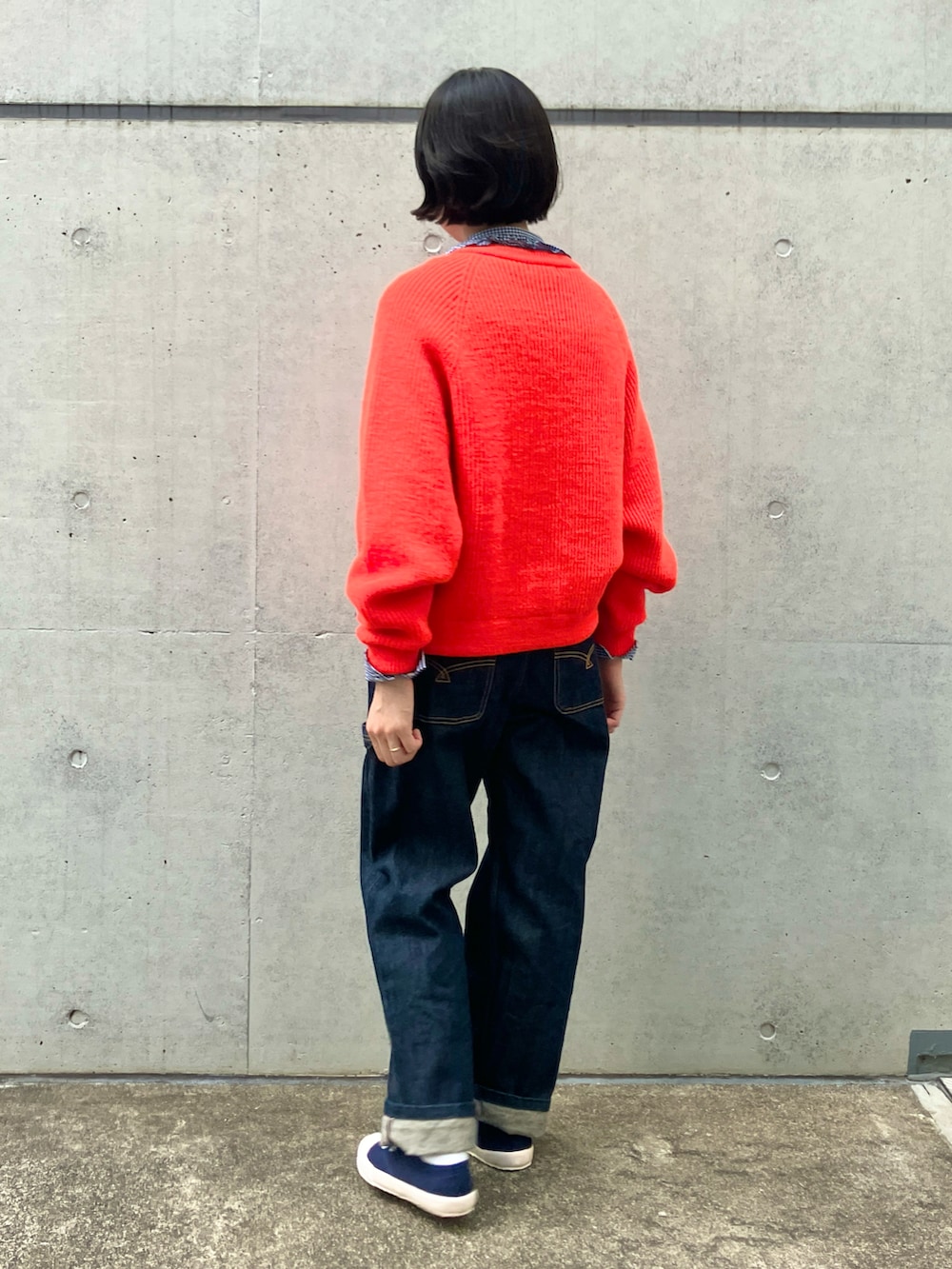 ブルー系のシャツ/ブラウス、オレンジ系のカーディガン/ボレロ、ブルー系のデニムパンツを着用したレディースの秋コーディネートの3枚目の写真