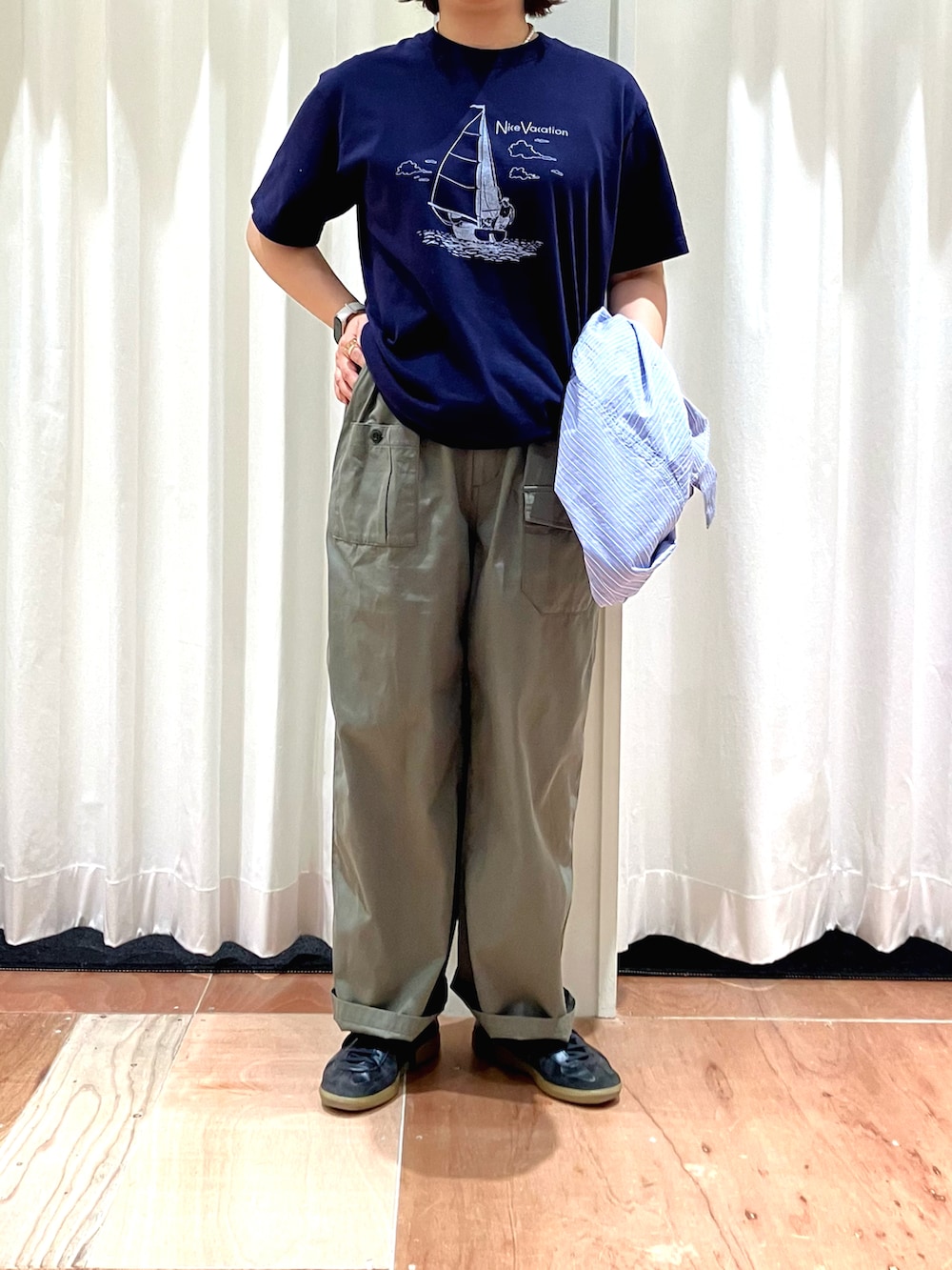 ブルー系のシャツ/ブラウス、ブルー系のTシャツ/カットソー、グリーン系のその他パンツを着用したレディースの春コーディネートの5枚目の写真