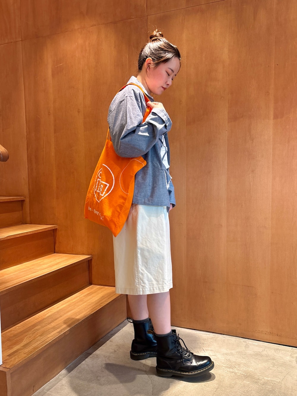 ブルー系のその他アウター、ホワイト系のその他パンツを着用したレディースの春コーディネートの2枚目の写真