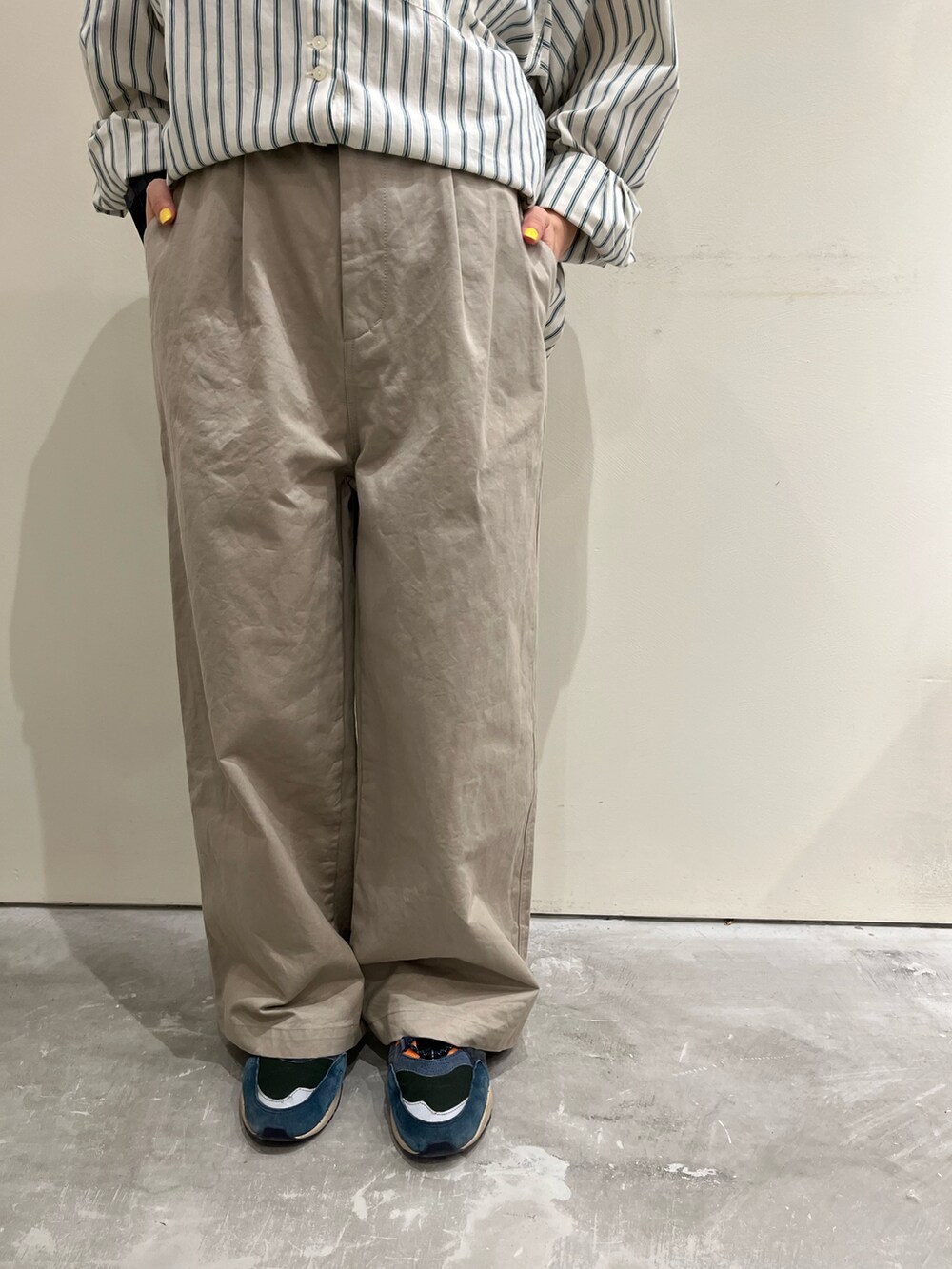 グリーン系のシャツ/ブラウス、ベージュ系のチノパンツを着用したレディースの夏コーディネートの5枚目の写真