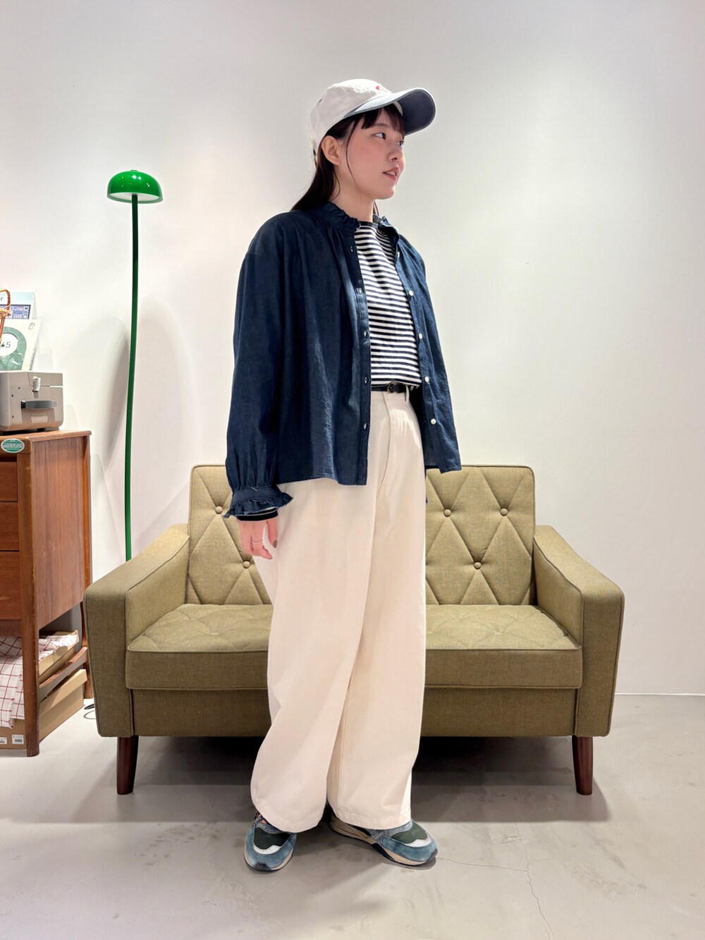 ブルー系のTシャツ/カットソー、ブルー系のシャツ/ブラウス、ホワイト系のチノパンツを着用したレディースの秋コーディネートの3枚目の写真