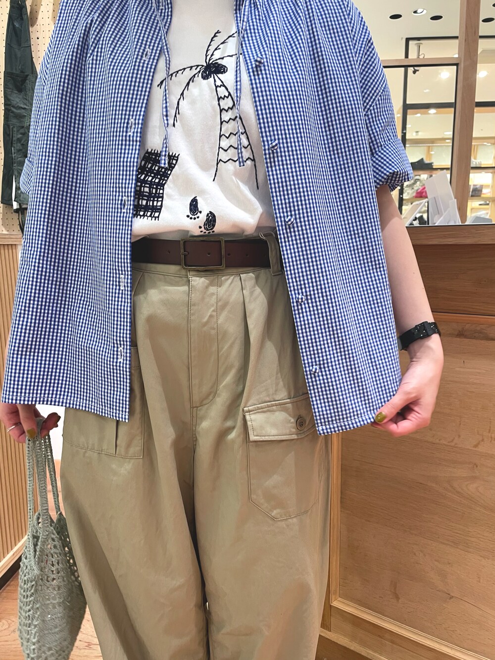 ブルー系のシャツ/ブラウス、ホワイト系のTシャツ/カットソー、ベージュ系のその他パンツを着用したレディースの春コーディネートの3枚目の写真