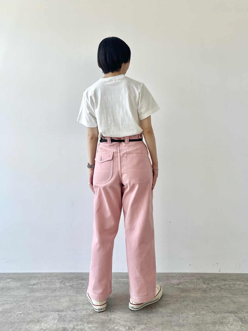 ホワイト系のTシャツ/カットソー、ピンク系のデニムパンツ、ブラック系のベルトを着用したレディースの夏コーディネートの3枚目の写真