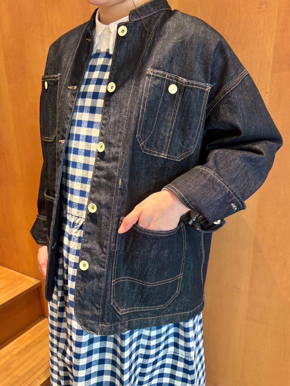 ブルー系のカバーオール、ブルー系のワンピース、ホワイト系のシャツ/ブラウスを着用したレディースの春コーディネートの6枚目の写真