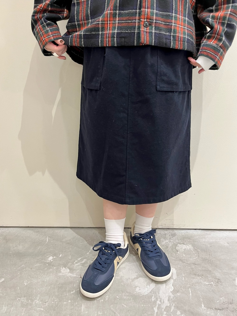 ブルー系のブルゾン、ブルー系のスカート、ホワイト系のTシャツ/カットソーを着用したレディースの秋コーディネートの4枚目の写真