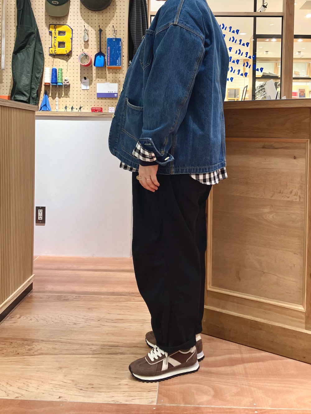 ブルー系のカバーオール、ブラック系のシャツ/ブラウス、ブルー系のTシャツ/カットソーを着用したレディースの秋コーディネートの2枚目の写真