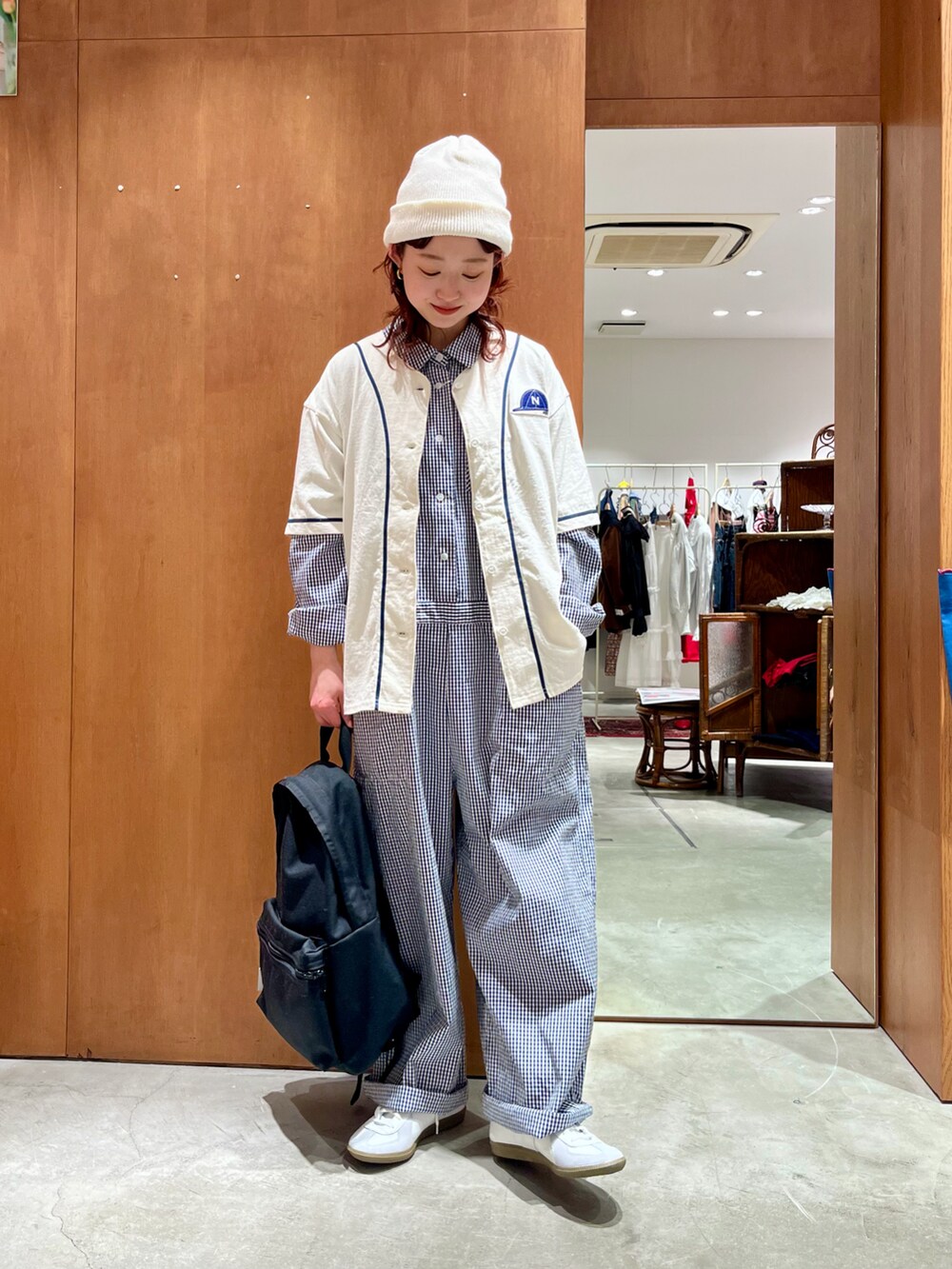 ホワイト系のTシャツ/カットソー、ブルー系のつなぎ/オールインワンを着用したレディースの春コーディネートの2枚目の写真