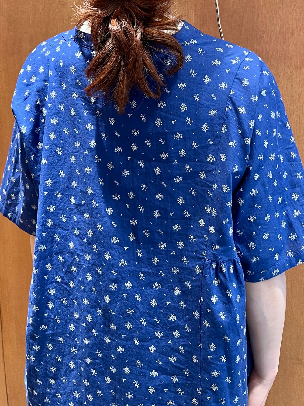 ブラック系のワンピース、ホワイト系のTシャツ/カットソー、グリーン系のチノパンツを着用したレディースの春コーディネートの5枚目の写真