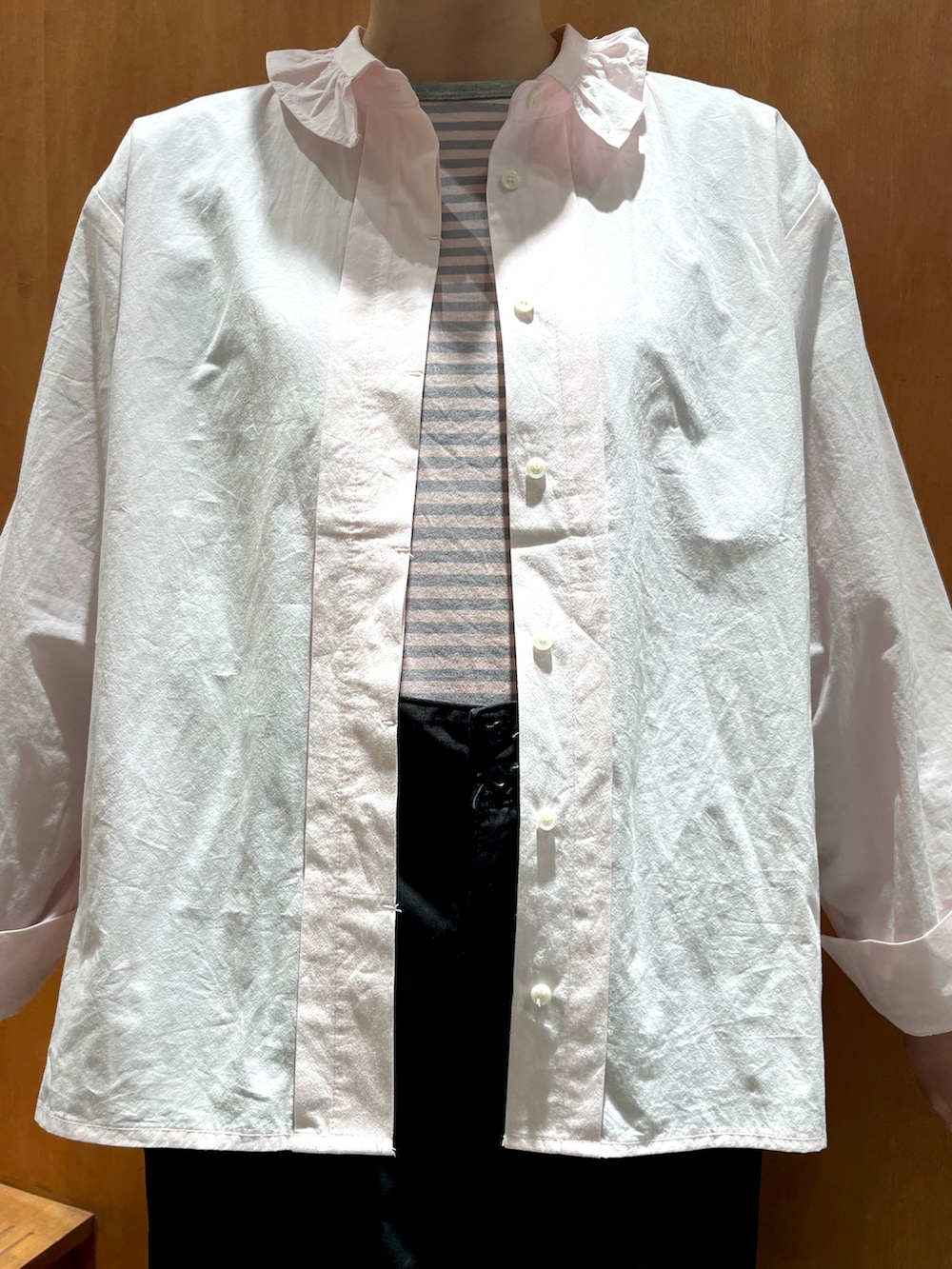 ピンク系のシャツ/ブラウス、ブラック系のその他パンツ、ピンク系のTシャツ/カットソーを着用したレディースの秋コーディネートの2枚目の写真