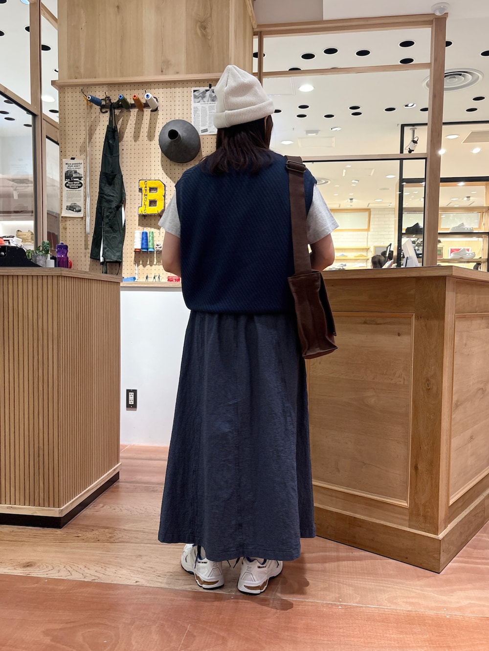 ブルー系のベスト、その他のスカート、グレー系のTシャツ/カットソーを着用したレディースの春コーディネートの3枚目の写真