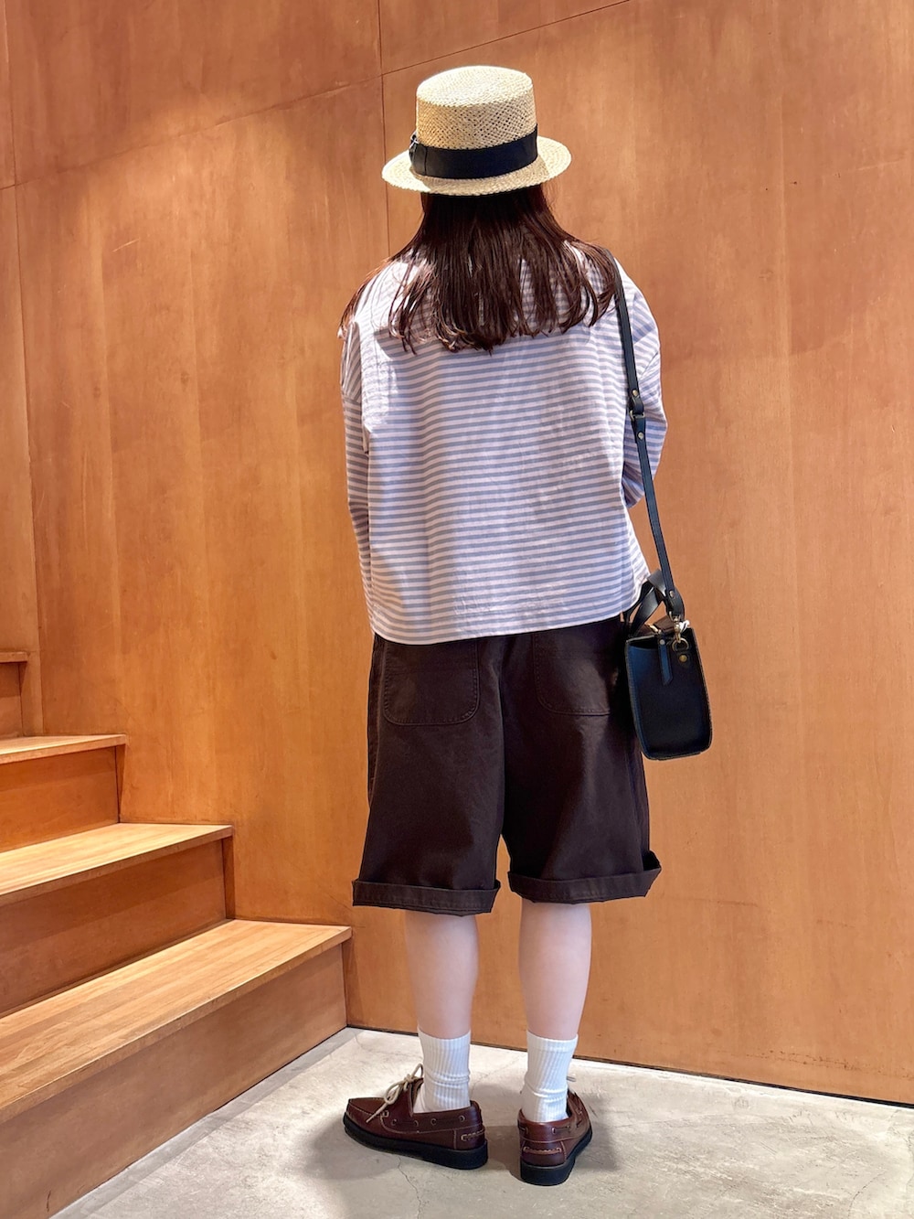 ピンク系のTシャツ/カットソー、ブラウン系のその他パンツ、ブラウン系のモカシン/デッキシューズを着用したレディースの春コーディネートの2枚目の写真