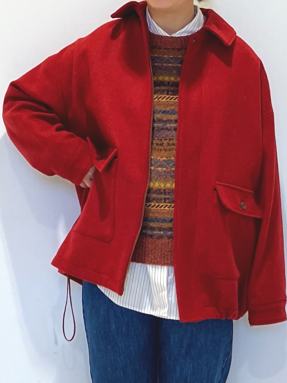 レッド系のその他アウター、レッド系のベスト、レッド系のシャツ/ブラウスを着用したレディースの冬コーディネートの2枚目の写真