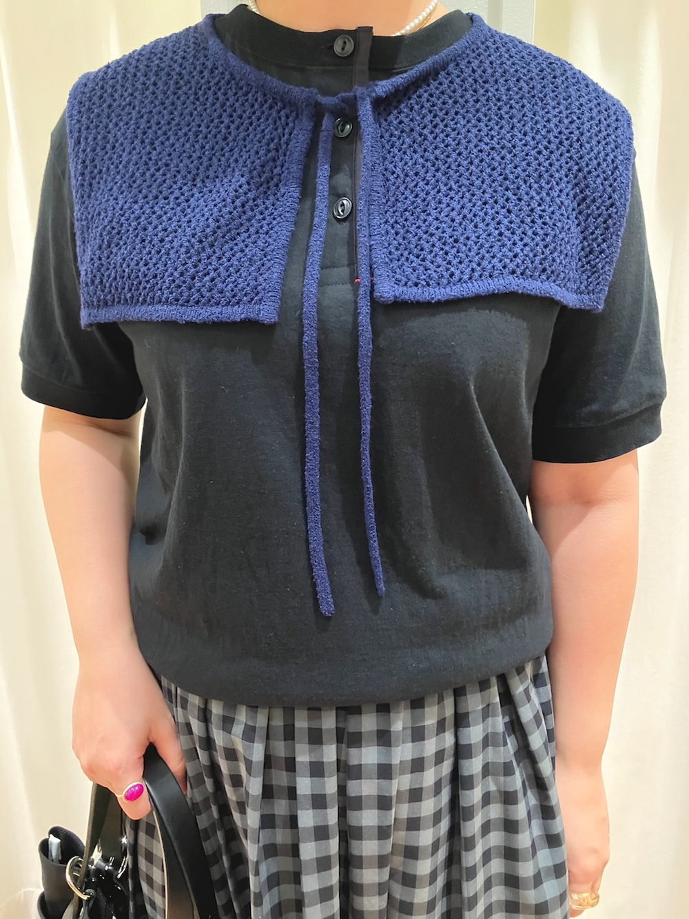 ブラック系のTシャツ/カットソー、グレー系のスカート、ブルー系の付け襟を着用したレディースの夏コーディネートの5枚目の写真