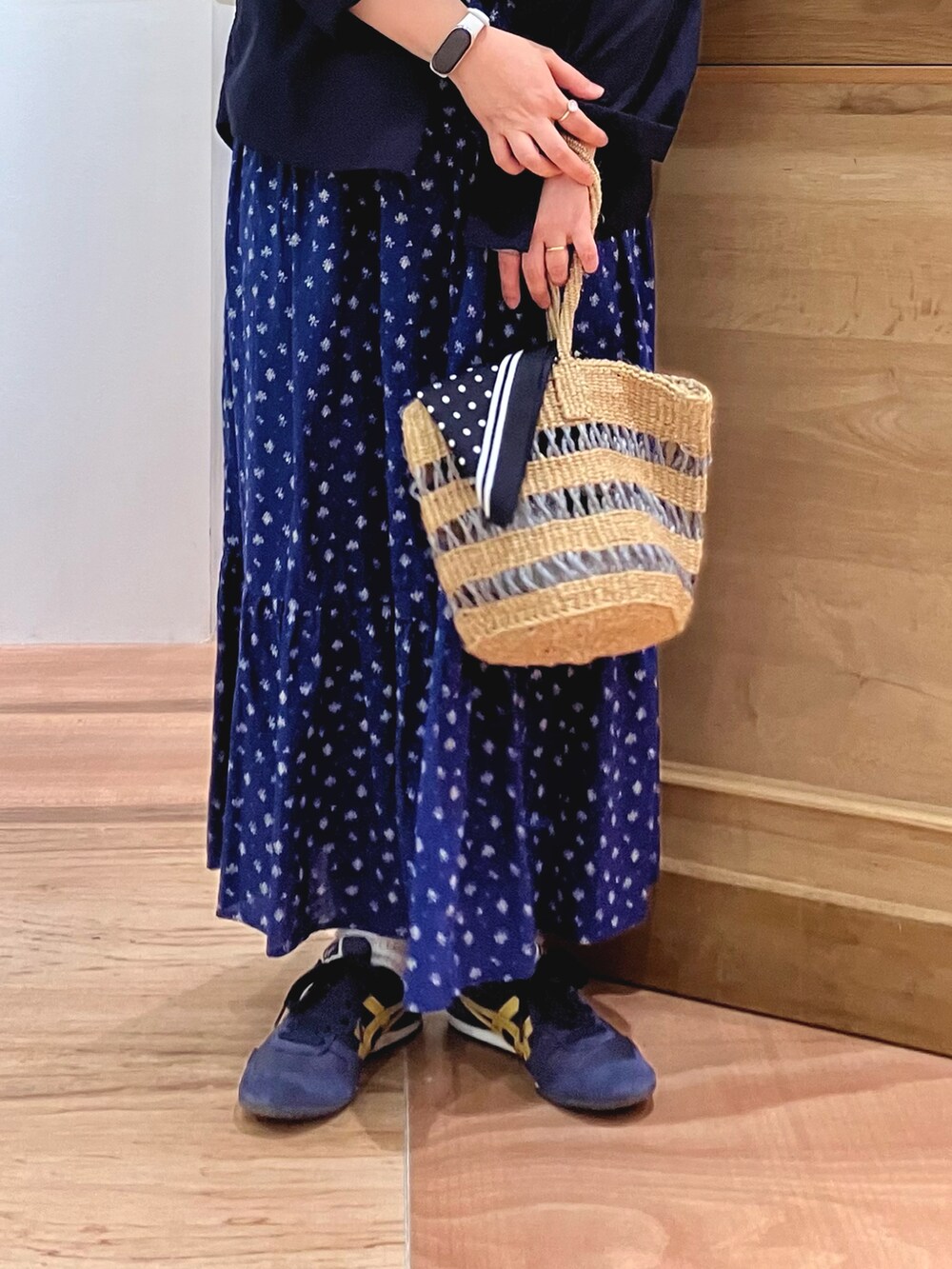 ブルー系のシャツ/ブラウス、グレー系のTシャツ/カットソー、ブルー系のスカートを着用したレディースの春コーディネートの5枚目の写真