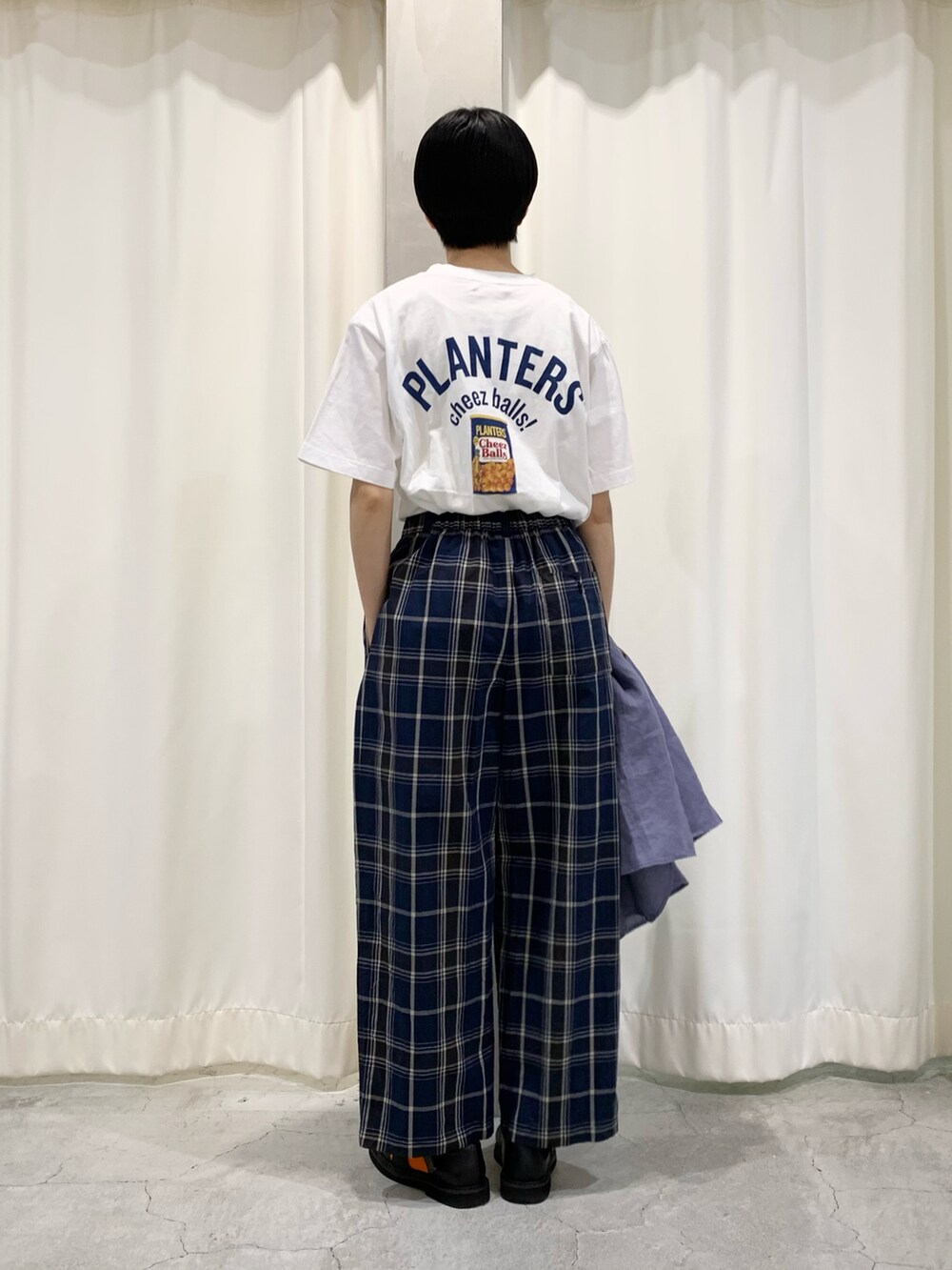 ブルー系のシャツ/ブラウス、ホワイト系のTシャツ/カットソー、ブルー系のその他パンツを着用したレディースの夏コーディネートの3枚目の写真