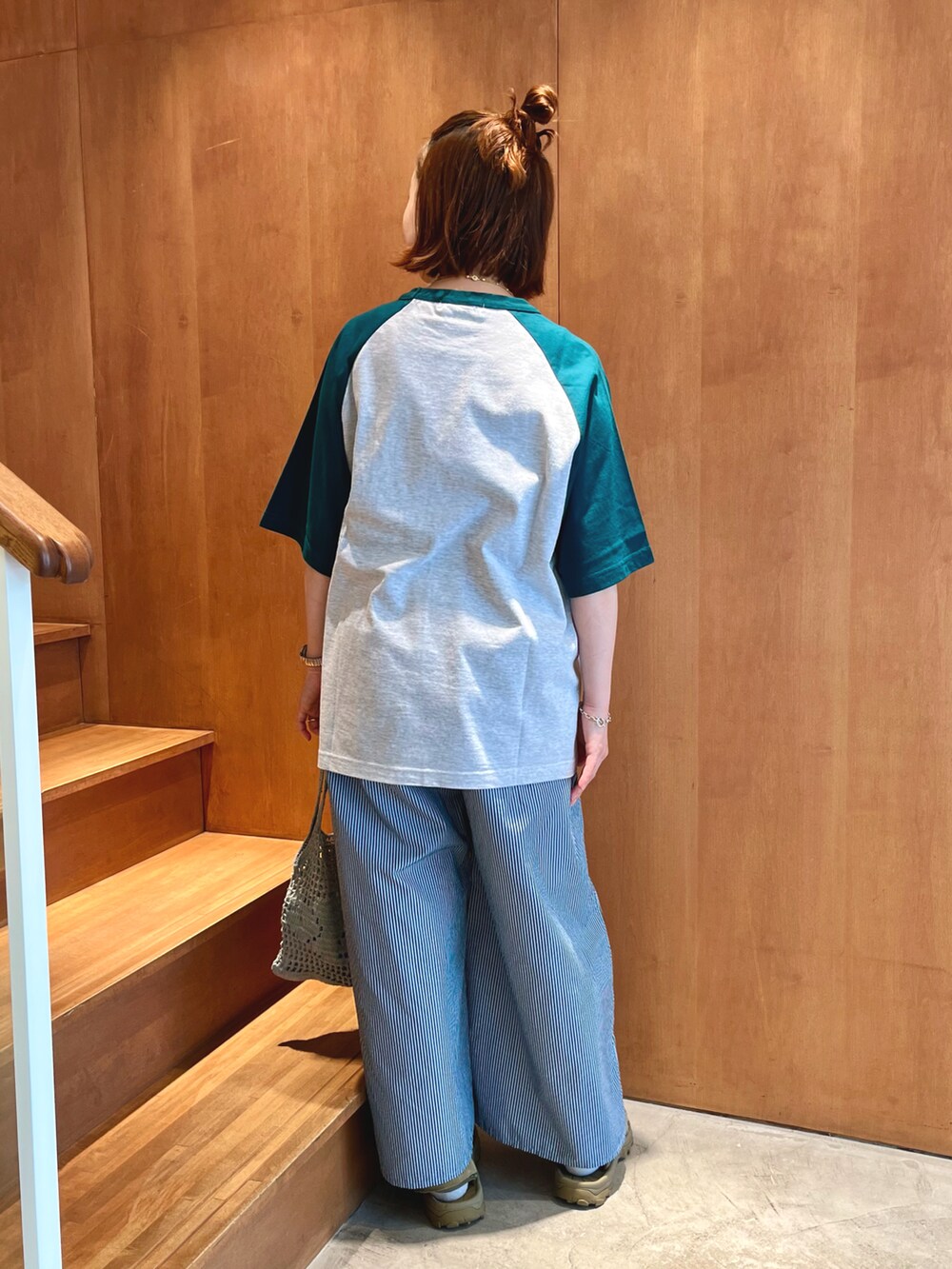 グリーン系のTシャツ/カットソー、その他のその他パンツを着用したレディースの夏コーディネートの2枚目の写真