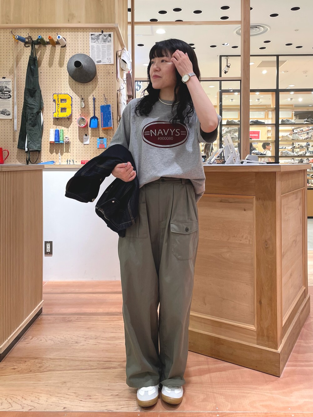 「PAR ICIのギャバ ミリタリーパンツ（その他パンツ、グリーン系）」を使った、PAR ICIさん（レディース・156cm）の春コーディネートの3枚目の写真
