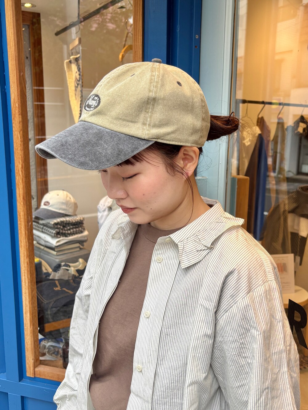 ホワイト系のシャツ/ブラウス、ベージュ系のチノパンツ、グリーン系のキャップを着用したレディースの秋コーディネートの3枚目の写真