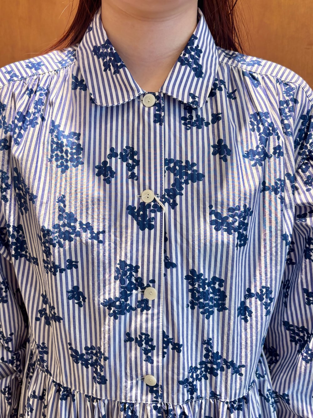 ピンク系のニット/セーター、ブルー系のワンピースを着用したレディースの春コーディネートの9枚目の写真