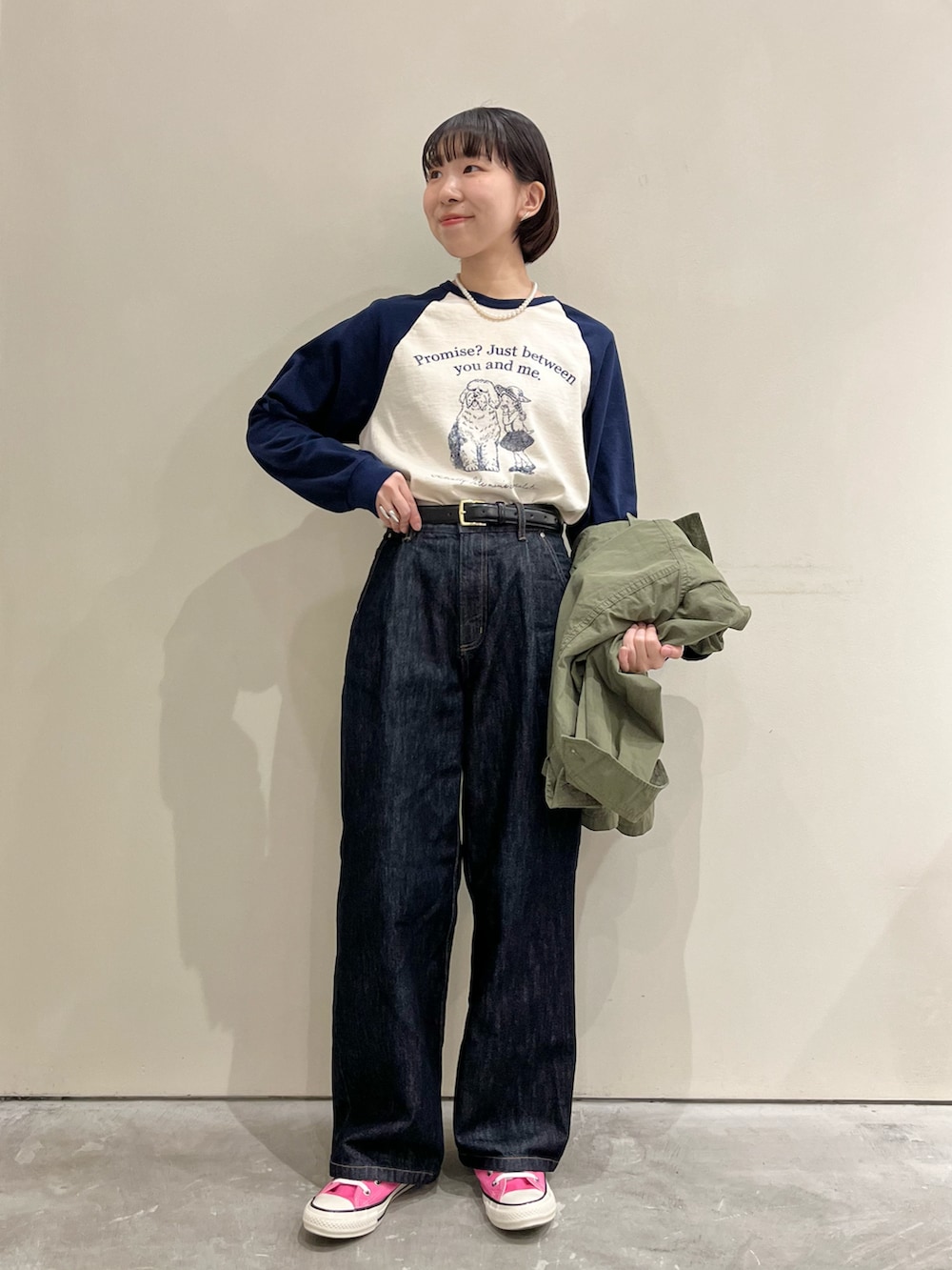 ブルー系のデニムパンツを着用したレディースの冬コーディネートの2枚目の写真