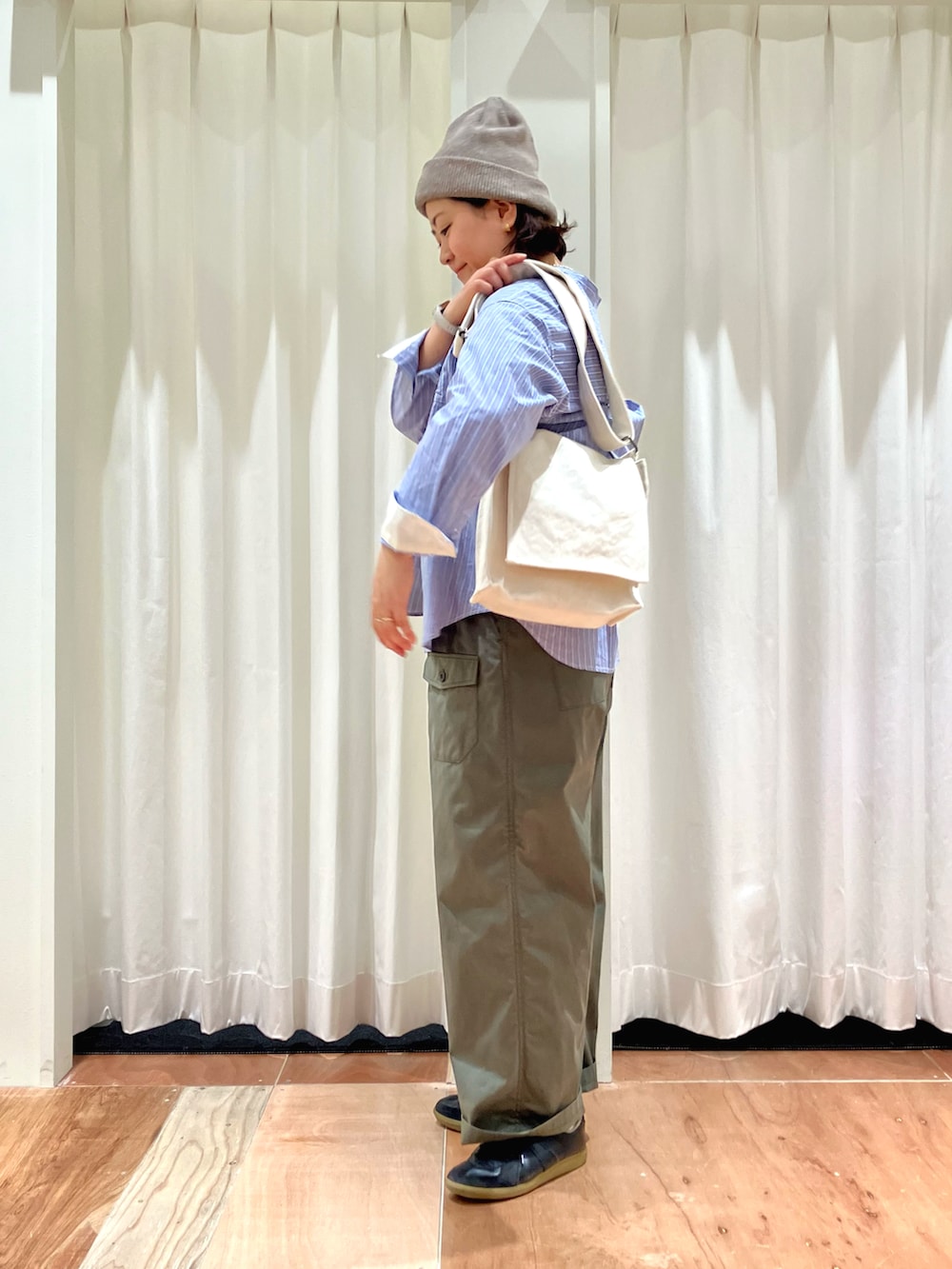 ブルー系のシャツ/ブラウス、ブルー系のTシャツ/カットソー、グリーン系のその他パンツを着用したレディースの春コーディネートの2枚目の写真