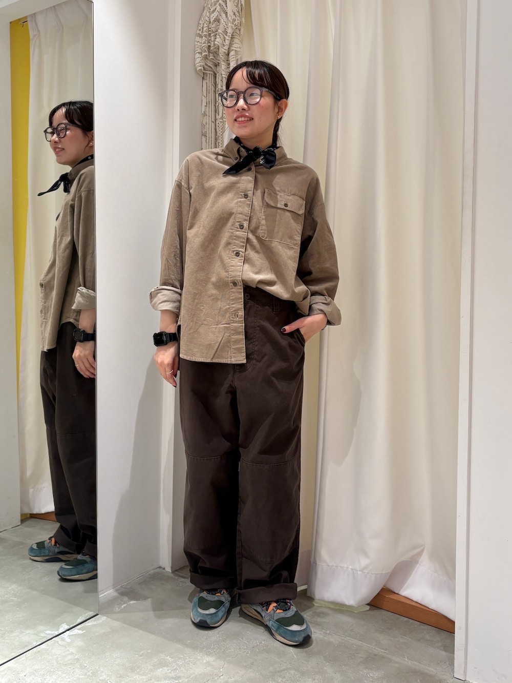 ブルー系のカバーオール、ベージュ系のシャツ/ブラウス、ブラウン系のその他パンツを着用したレディースの秋コーディネートの5枚目の写真