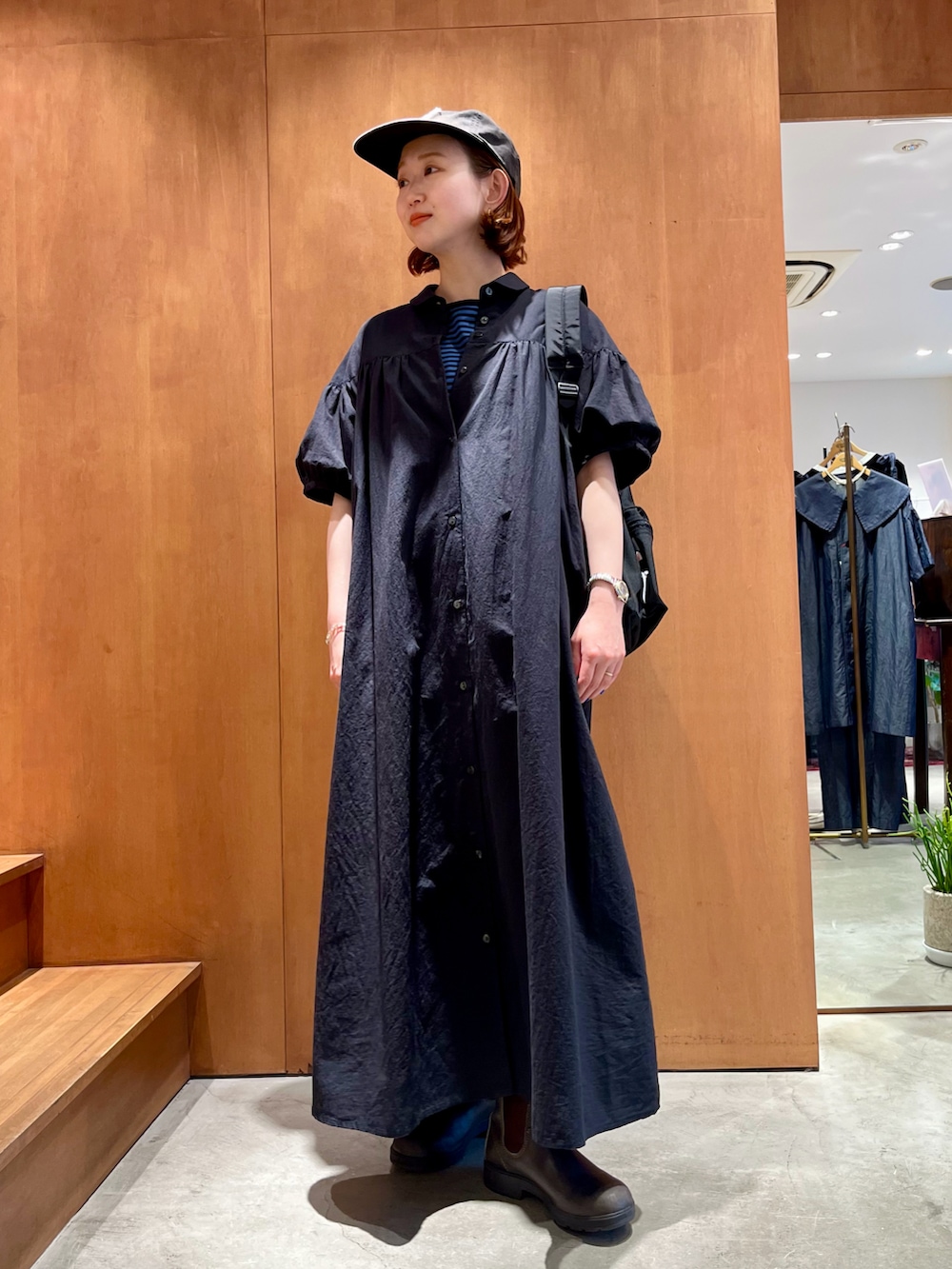 ブラック系のワンピース、ブラック系のTシャツ/カットソーを着用したレディースの夏コーディネートの2枚目の写真