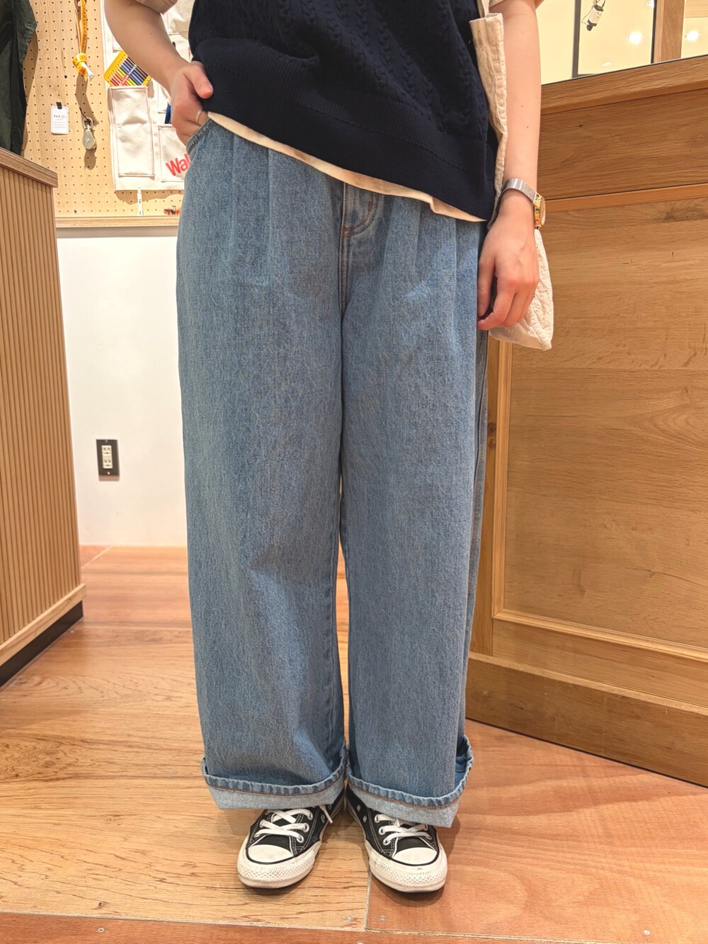 ブルー系のベスト、ホワイト系のTシャツ/カットソー、ブルー系のデニムパンツを着用したレディースの春コーディネートの6枚目の写真