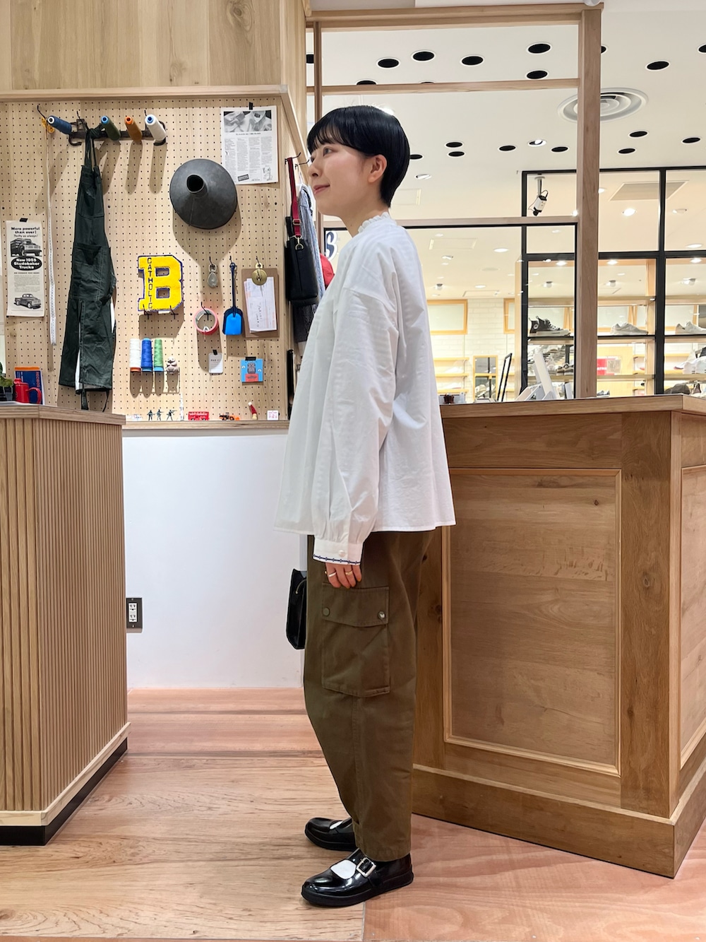 ホワイト系のシャツ/ブラウス、ブルー系のTシャツ/カットソー、グリーン系のカーゴパンツを着用したレディースの冬コーディネートの2枚目の写真