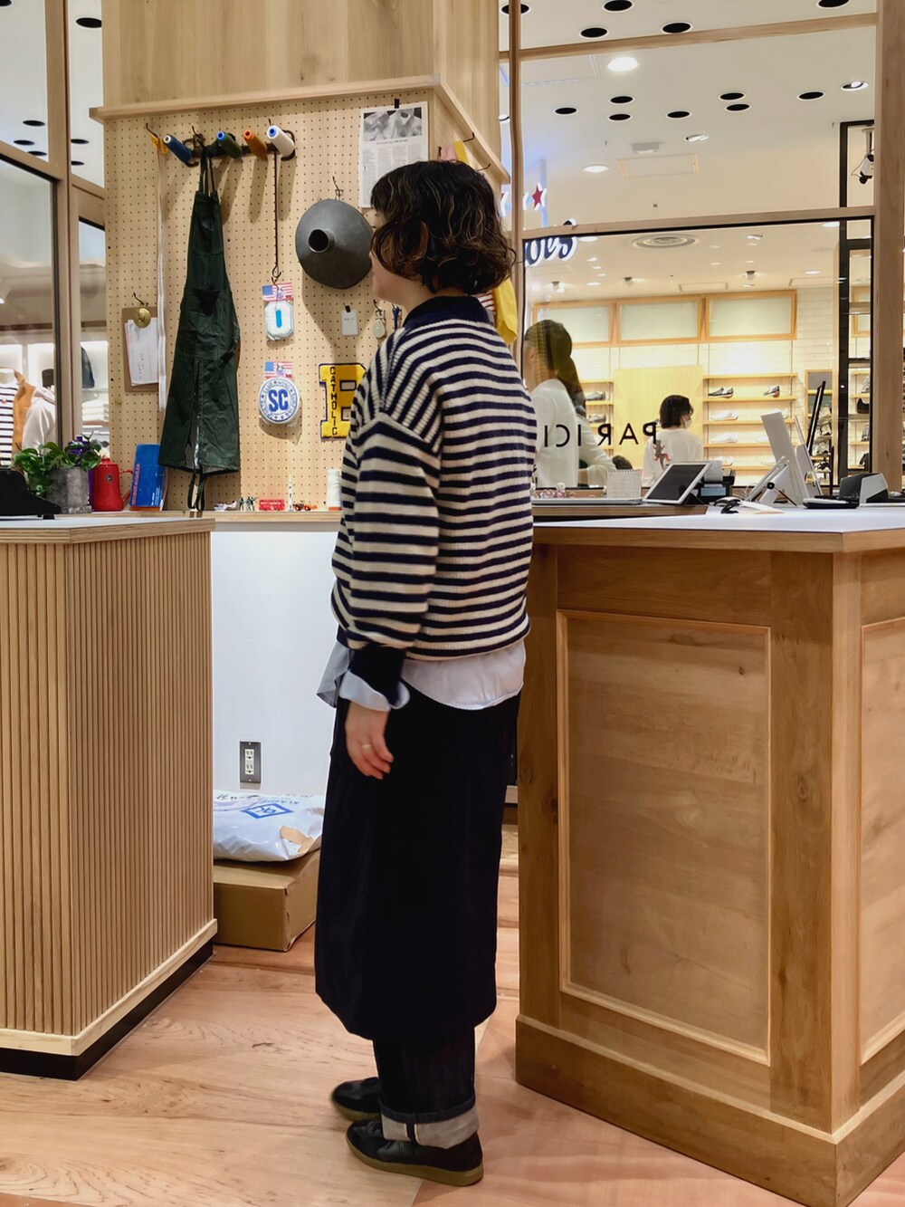 その他のニット/セーター、グリーン系のスカート、ブルー系のデニムパンツを着用したレディースの秋コーディネートの3枚目の写真